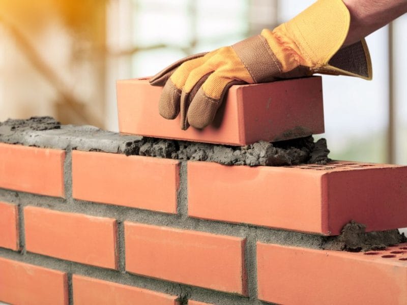 Top Wall Materials for Single-Family Homes by Climate: Pros, Cons, Lifespan & Maintenance